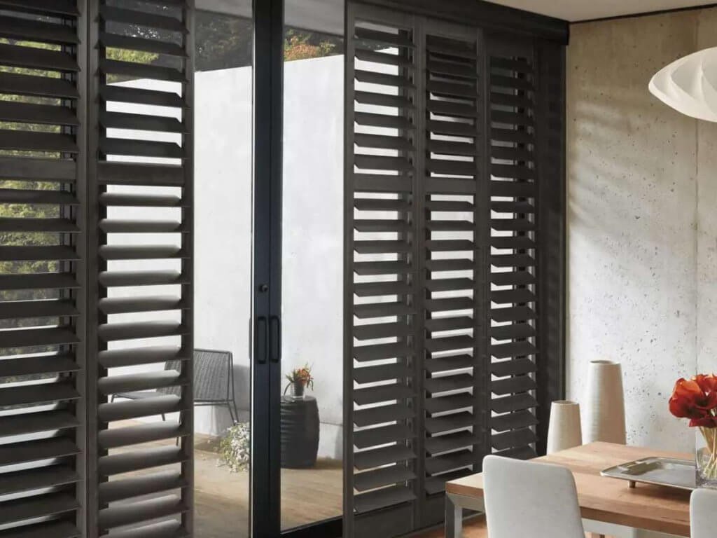 Deep tones like black, navy, or dark green create a cozy and intimate atmosphere.